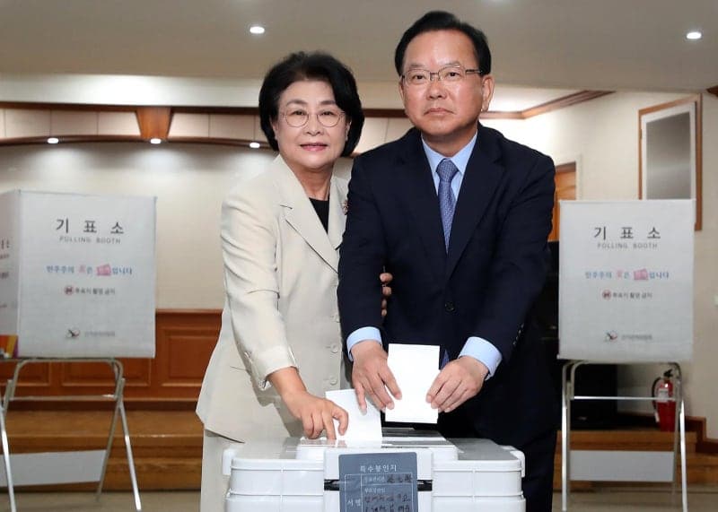 김부겸 "절박한 대구, 시민이 평가해 달라" 추경호 "오만한 정권 견제" 부부동반 사전투표