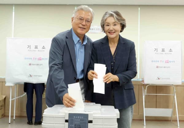 문재인 전 대통령, 사전투표 후 "내란 세력 심판·이재명 정부에 힘 실어야" 강조