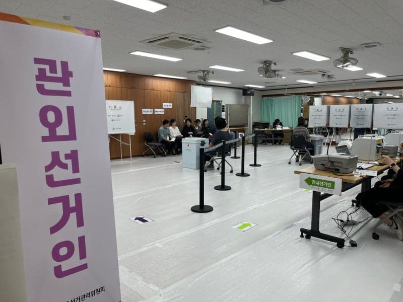 "지역 발전 희망 안고" 사전투표 첫날, 이른 아침부터 유권자 발길 이어져
