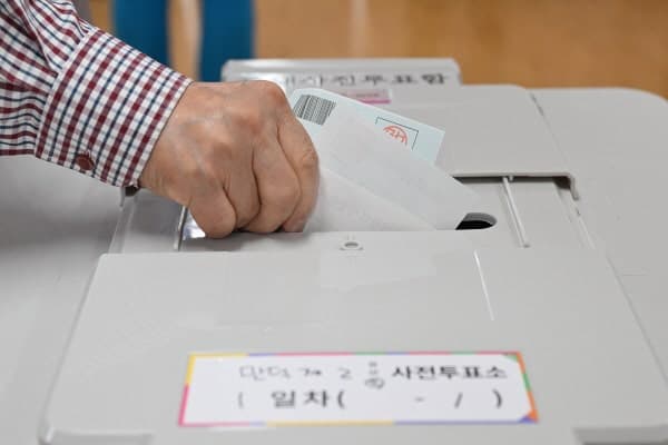 지방선거 첫날 사전투표율 오후 5시 10.39%…전남 20.5% '최고', 서울 9.93%