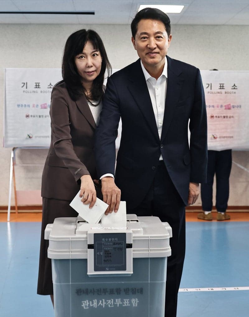 오세훈, 부인과 사전투표 "서울 미래-독재 갈림길…충분히 뒤집을 수 있어"