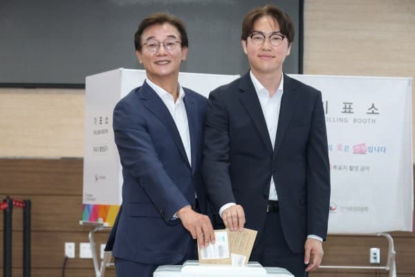 한동훈 "보수재건 역사적 선거" vs 하정우 "부산 미래 걸린 중요한 선거" 사전투표 열기