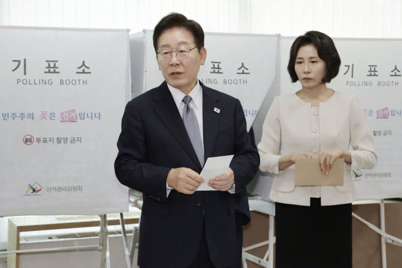 李대통령, 사전투표 중 “반만 찍혀도 무효표 안 되나”…기표소 나와 돌발질문