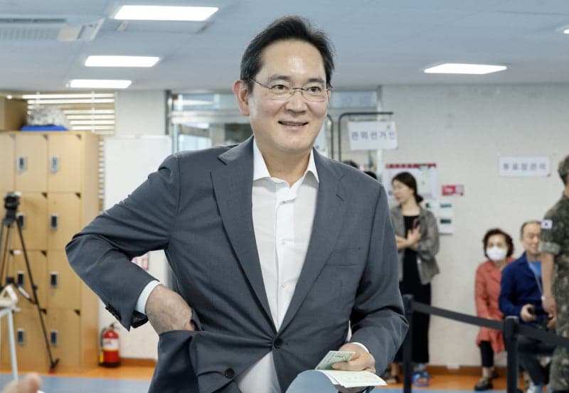 이재용 삼성전자 회장, 사전투표장 깜짝 등장…회색 정장 차림으로 투표
