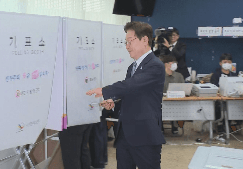 李대통령, 사전투표 도중 '반만 찍힌' 투표지 노출 논란…野 “무효표 처리”