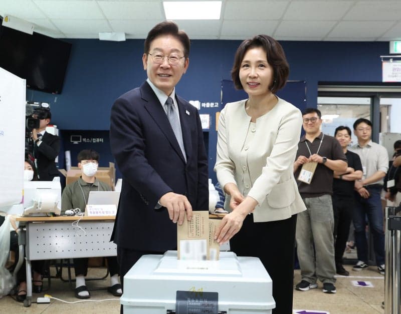 이재명 대통령 부부, 사전투표 첫날 한 표…“반만 찍혀도 괜찮나” 발달장애인 참정권 요구도 청취
