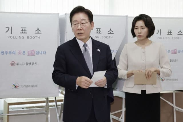 李대통령 "투표 포기는 중립 아닌 '그들' 편드는 것…나와 가족 미래 포기"
