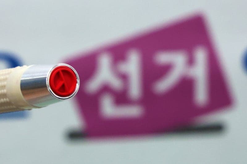 김성근 측, 김진균 후보 선거사무원 고발…"홍보물 불법 배포"
