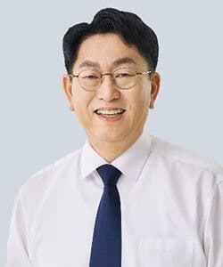 민주당 후보, 유세 중 아기에 '뽀뽀' 논란…'오빠 강요' 재점화