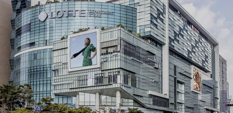 부산 롯데백화점 센텀시티점 식품관 천장 붕괴…100여명 긴급 대피