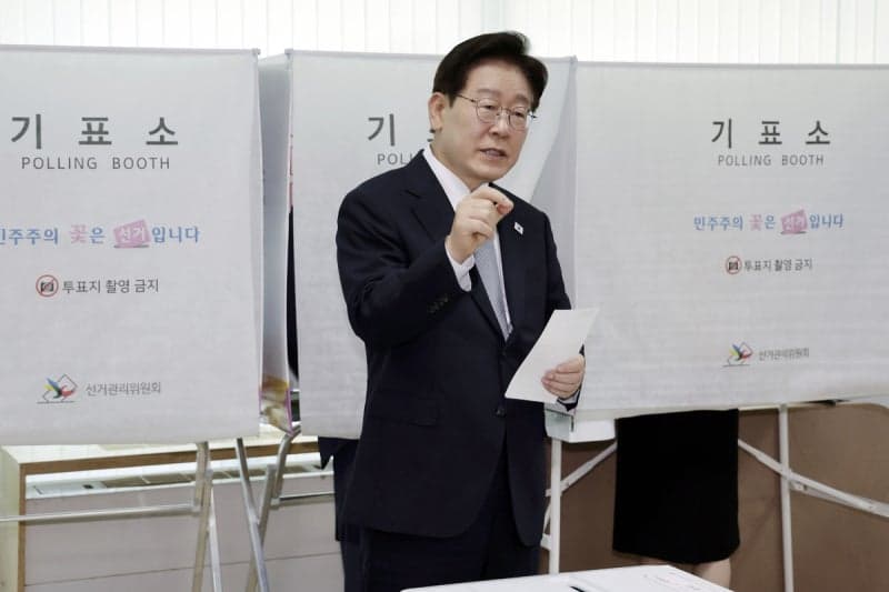 李, 사전투표소에서 '투표지 노출' 이어 독려…국힘 "불법선거" 직격