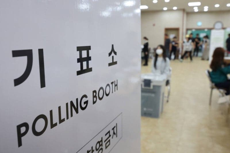 "기표 안했는데 왜 막아" 부천 사전투표소서 투표용지 찢은 60대 입건