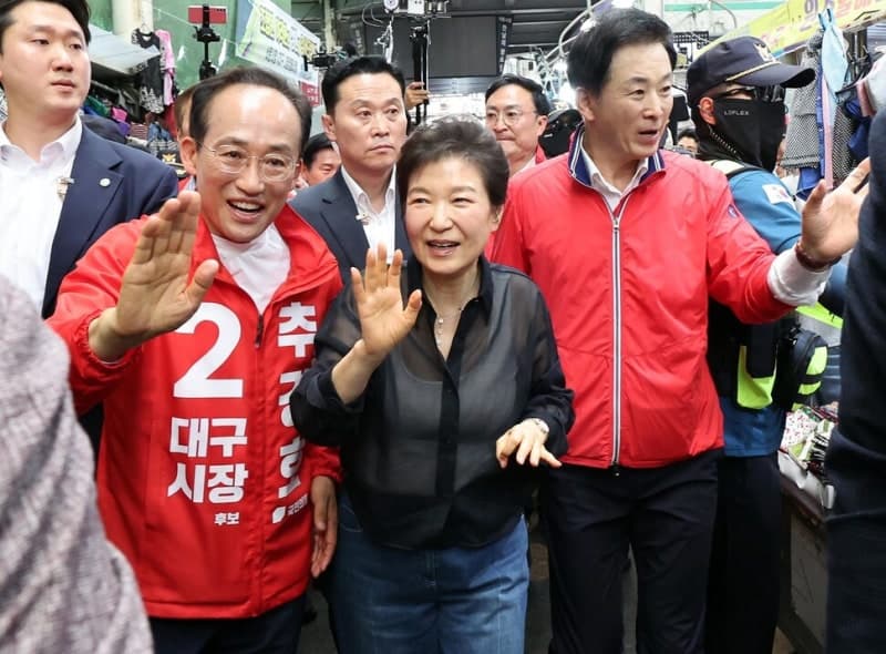 MB·박근혜 등판 "국힘, 지지해 달라"…민주 "감옥 갔다 온 분들이" 비판