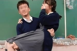 홍콩 男교사, 여학생 '공주님 안기' 사진에 교육계 '발칵'…교육 당국 "즉각 조치"
