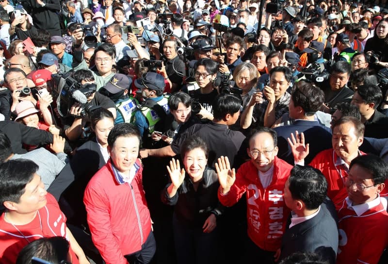 박근혜, 서문시장서 추경호 지원 유세 "대구 경제 살릴 제1 적임자"