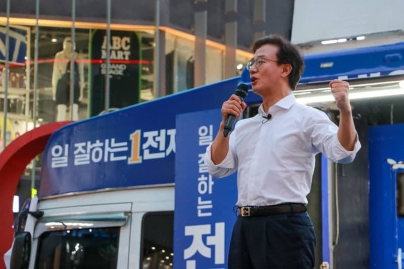 부산 전재수 '민생·공약' vs 박형준 'MB와 보수 결집' 총력전…북갑 후보 3인도 집중 유세