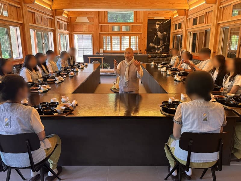 신세계百, 정관스님과 프리미엄 템플스테이…VIP 사로잡은 '미식예찬'
