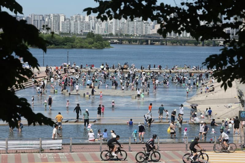 6월 첫날 낮 최고 32도 무더위...제주·남해안 강한 비
