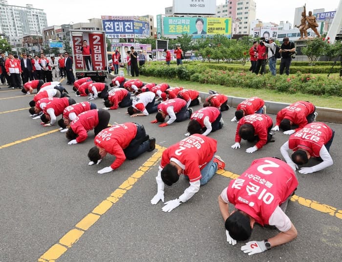 국민의힘 울산 후보 33인, 33차례 큰절하며 "한 번 더 기회를" 호소