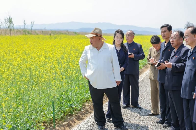 김정은, 딸 주애와 신의주 온실농장 방문…"사계절 채소 재배 절실" 강조