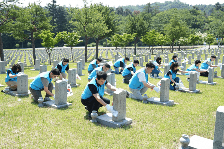 "국가헌신 예우" 웅진프리드라이프, 현충일 맞아 국립현충원 묘역 정화 봉사 진행