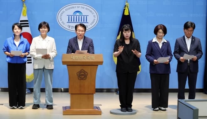 與 "대구, 정당 아닌 인물 봐달라" 김부겸 지지 호소…"이념 아닌 미래 봐야"