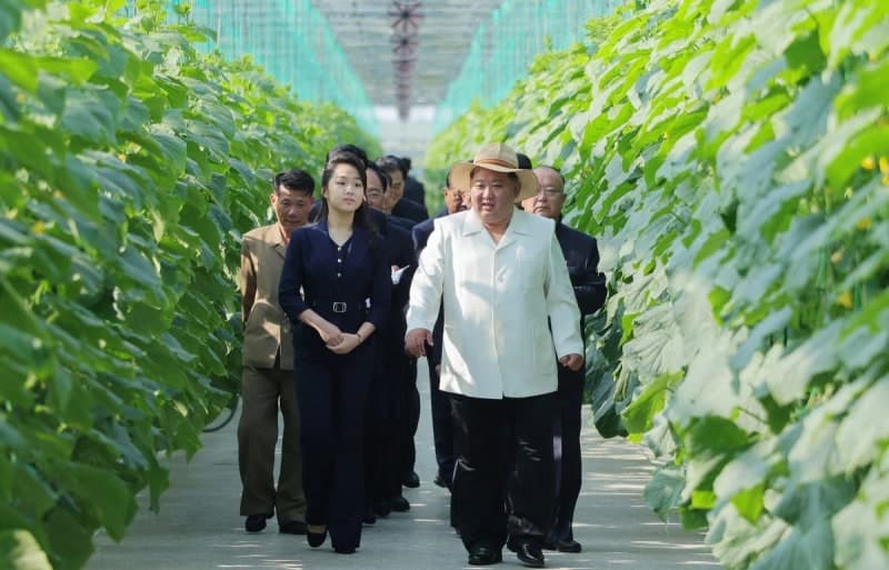 김정은, 딸 주애와 신의주 온실농장 방문…"새시대 지방변천 표준"