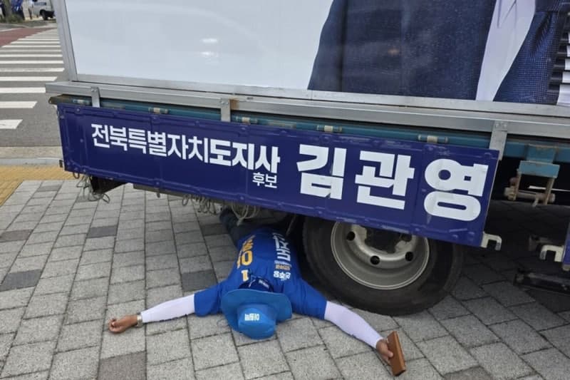 전북지사 선거 과열…'아무리 치열해도' 김관영 유세차 아래 드러누운 이원택 운동원