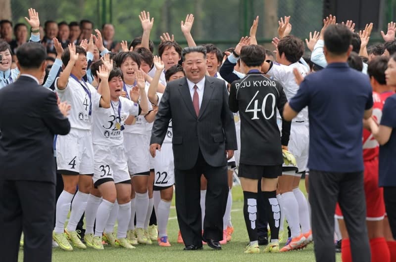 김정은, 간부학교 연설 "머리부터 발끝까지 당 사상 들어차야" 강조하며 내고향·U-17축구팀 시범경기 관람