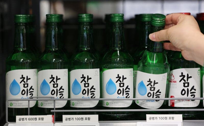 “부어라 마셔라” 하던 한국인들 달라지자…1초당 47병 팔린 ‘국민 소주’ 참이슬 후레쉬 16도서 15.7도로 낮춘다