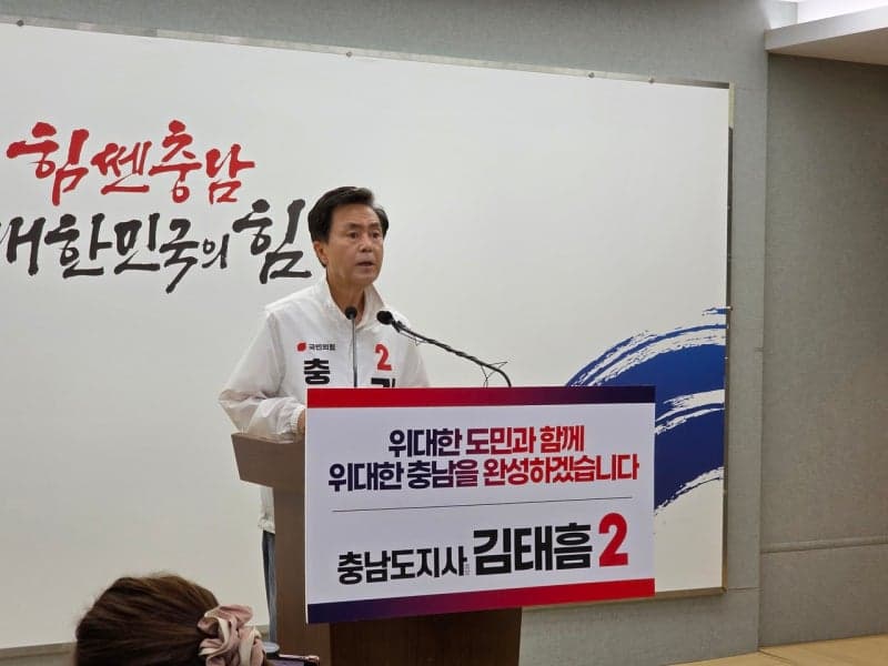 김태흠 "충남 자존심 지켜야 할 선거" vs 박수현 "새 술은 새 부대에"…막판 지지 호소