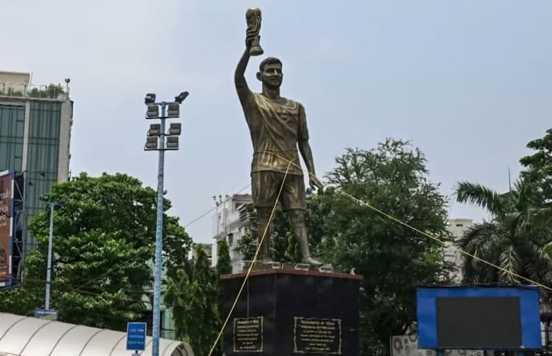 인도에 세운 21m 메시 동상, 강풍에 '흔들'…안전 문제로 6개월 만에 철거