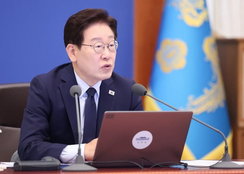 이 대통령 "달러 강제매각설 가짜뉴스, 중대범죄…반드시 찾아내 엄단"