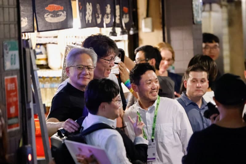 젠슨 황 "한국 로보틱스 투자 검토"…엔비디아, 삼성·LG·두산 손잡고 피지컬 AI 협력 확대
