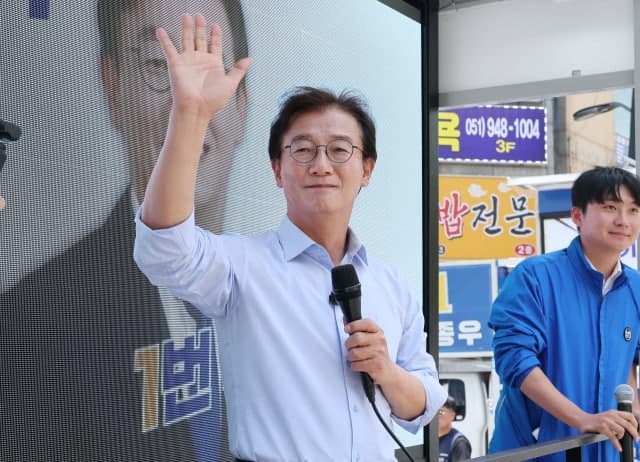 전재수 "부산 다시 일으킬 마지막 기회" 지방선거 D-1 막판 한 표 호소