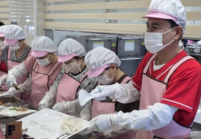김진태 후보, 선거 전날 "오직 도민만 섬기겠다" 낮은 자세 배식 봉사…막판 표심 공략