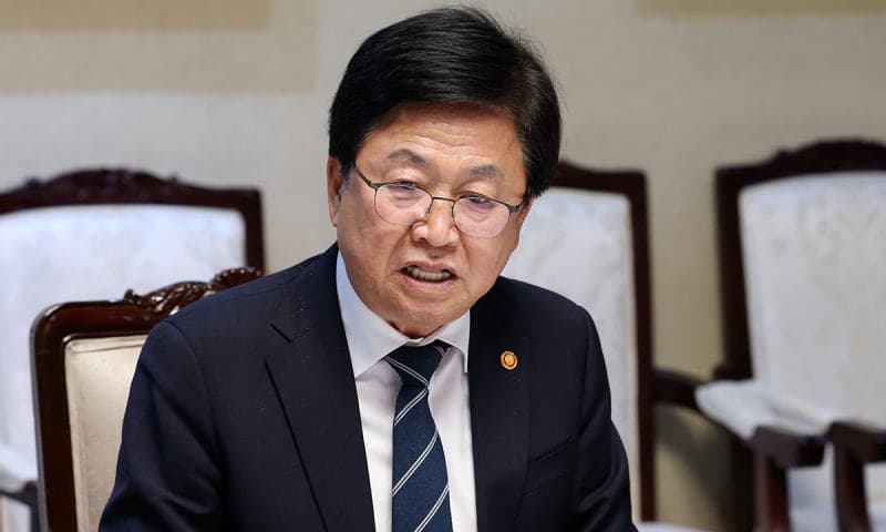 최교진 교육장관, 특정후보 지지 댓글 논란…“교사는 ‘좋아요’도 안 되는데” 비판