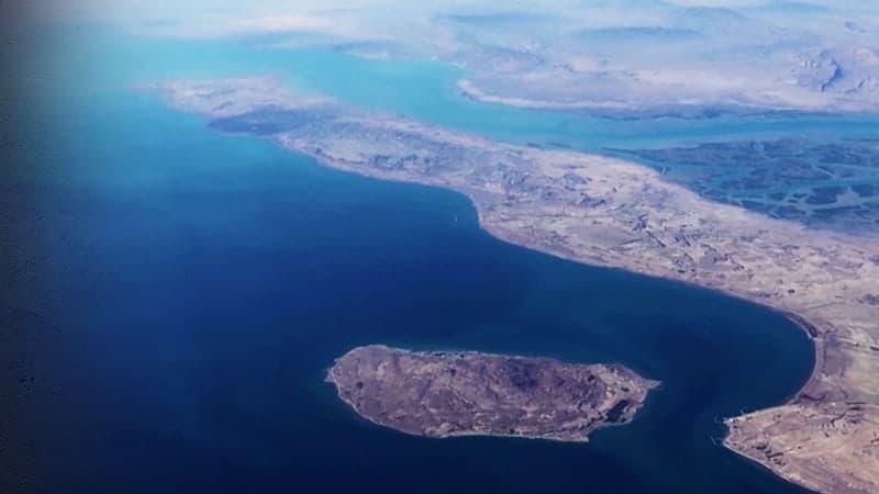 “걸프 해역 지나던 화물선, 정체불명 발사체에 피격 폭발”...하나는 드론 공격