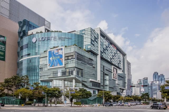 천장 무너졌던 롯데백화점 센텀시티점, 복구·안전점검 마치고 3일 영업 재개