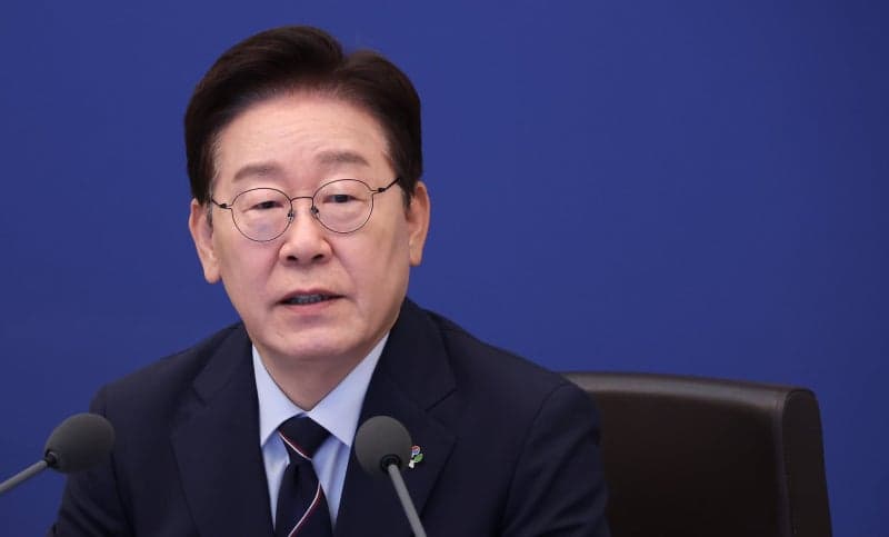 이 대통령 "빚 때문에 죽는 건 원시적 사회…못 갚으면 면책이 상식"