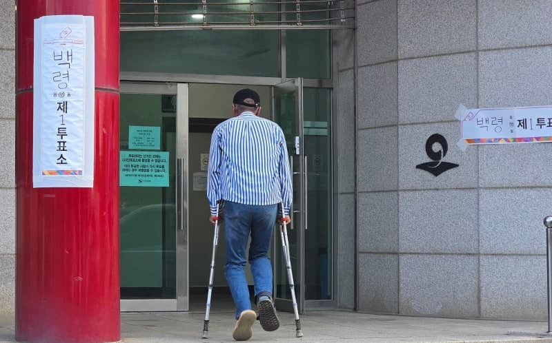목발 짚고, 자녀 손잡고…서해 최북단 백령도 주민들도 '한 표' 행사