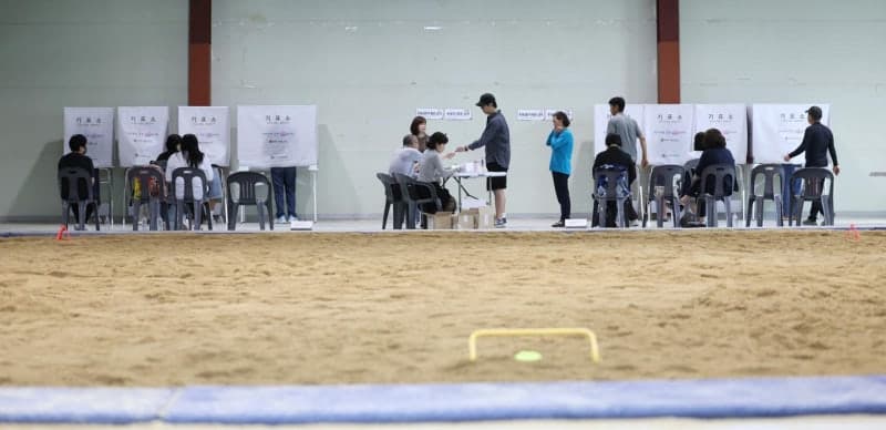 경기도 투표소 곳곳서 112신고 폭주, "투표용지에 지지 후보 없다" 투표사무원 폭행한 60대 현행범 체포