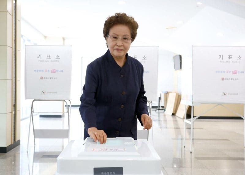 권양숙 여사 김해서 투표권 행사, 소감 묻자 밝은 미소