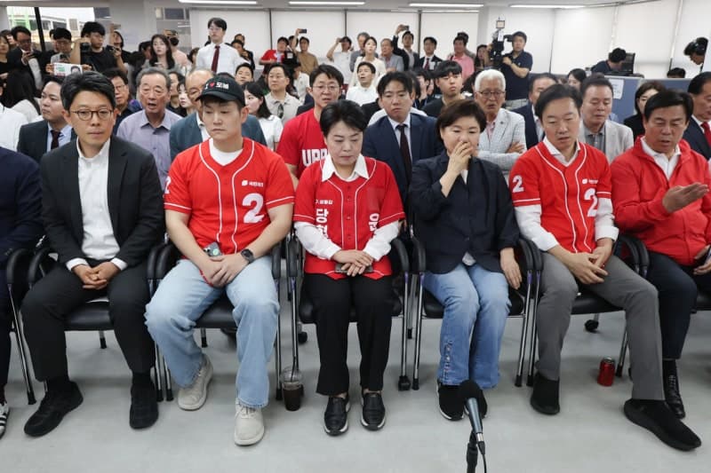 출구조사 열세에 오세훈 캠프 '침통'…환호 대신 탄식, TV만 응시