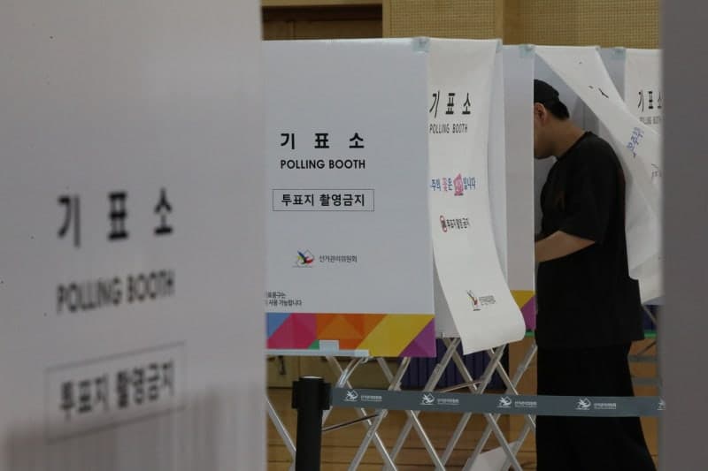“투표용지 중복 교부” 치매 남편과 기표소 들어가려다 제지 등 충북 투표 관련 신고 9건