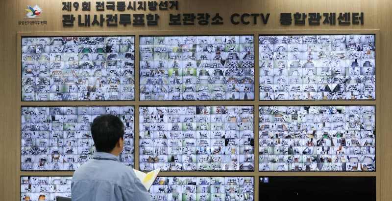 과천 중앙선관위 인근 야산 불, 10분 만 초진…인명 피해 없어