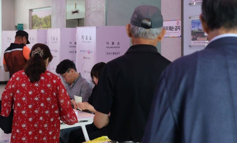 투표 열기 속 신고 400건 육박…"일꾼 뽑을 것" 역대급 투표율에도 초유 '투표지 부족' 얼룩