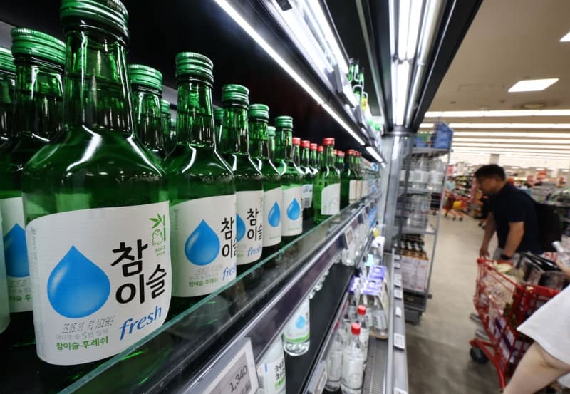 “소주 두 병 마셔도 안 취하네”…15도 소주, MZ들 술술 마실까