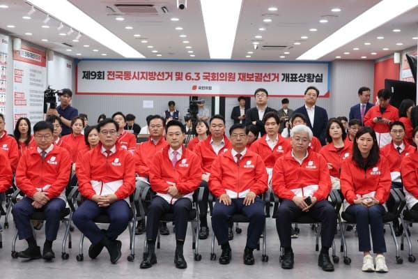 국민의힘 '참패' 출구조사에 정적…투표용지 부족엔 분노