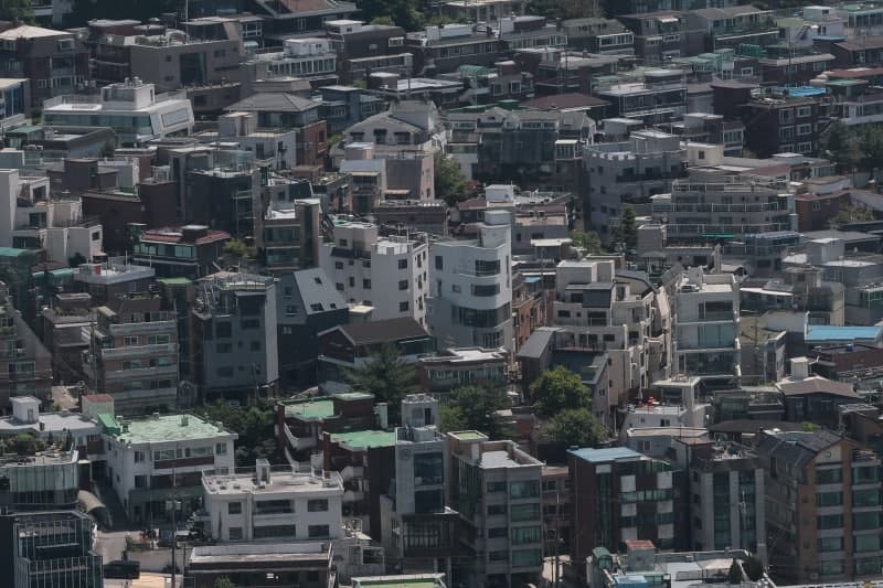 아파트 전월세난에 빌라로 돌아간 세입자들, 서울 연립·다세대 거래 7.4% 증가하며 "2년 더 살겠다" 갱신권 사용 늘어